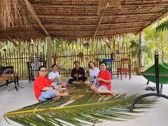 Du khách trải nghiệm làm các sản phẩm từ lá dừa