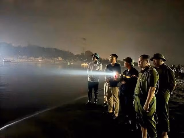 Đại tá Nguyễn Minh Tuấn, Giám đốc Công an tỉnh Phú Thọ (thứ 2 từ trái qua), chỉ đạo công tác tìm kiếm tại hiện trường