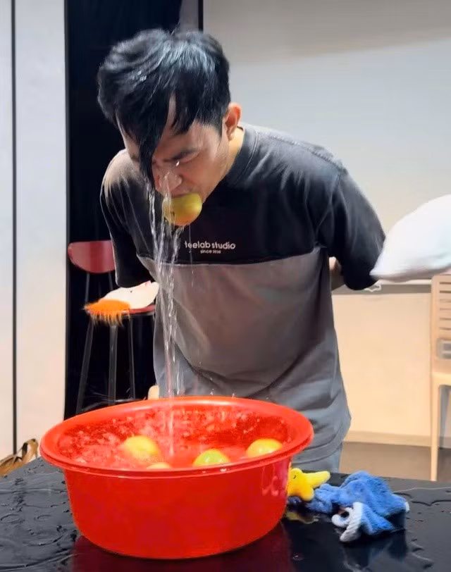 Luân Vũ tổ chức trò chơi thi ai cắn được quả táo ngâm trong chậu nước nhanh nhất trong ngày Halloween