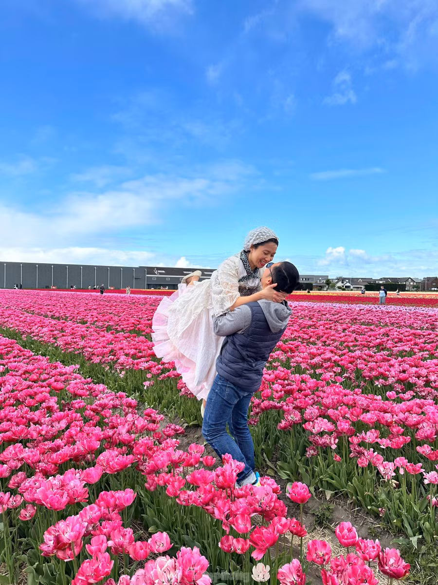 Anh Việt Dũng đến từ Hà Nội chia sẻ: "Mình đã mơ ước đến đây từ lâu và thực sự choáng ngợp trước vẻ đẹp của nó. Cả một biển hoa rực rỡ, không khí trong lành, chụp ảnh góc nào cũng đẹp mê hồn. Đến đây rồi mới thấy Hà Lan xứng danh xứ sở hoa tulip."