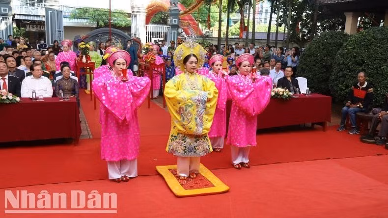 Đội tế Nữ quan thực hiện lễ tế truyền thống.