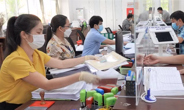 Bộ Nội vụ đang tập trung hoàn thiện hướng dẫn về tiêu chuẩn chức danh, ngạch và chế độ, chính sách về tiền lương, phụ cấp đối với cán bộ, công chức ở phường, xã. (Ảnh minh hoạ)