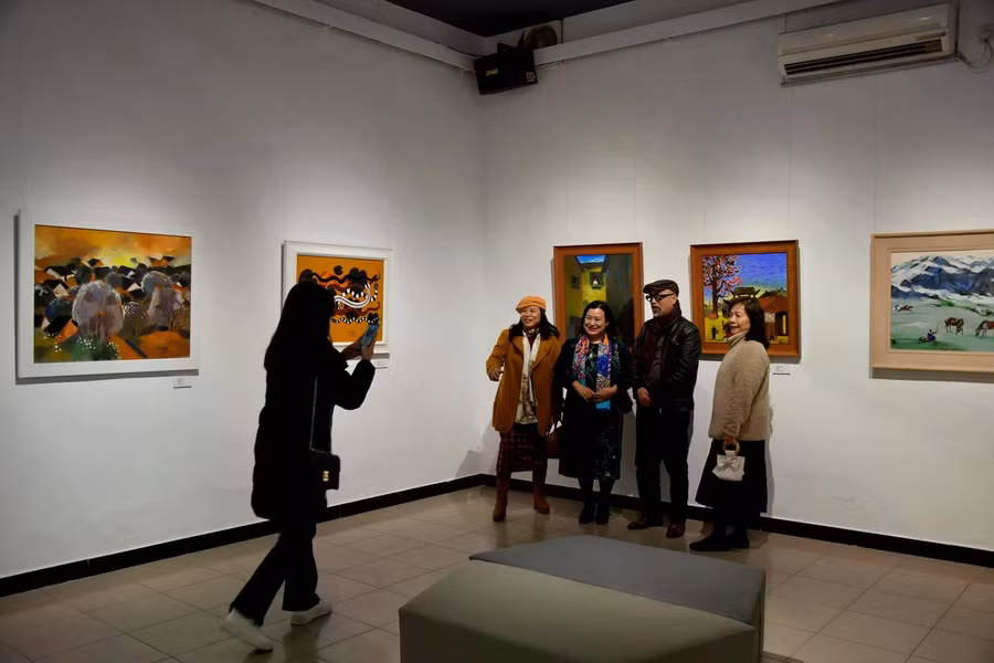 Tác giả Vi Kiến Thành và thân hữu bên các tác phẩm ông tham gia tại triển lãm