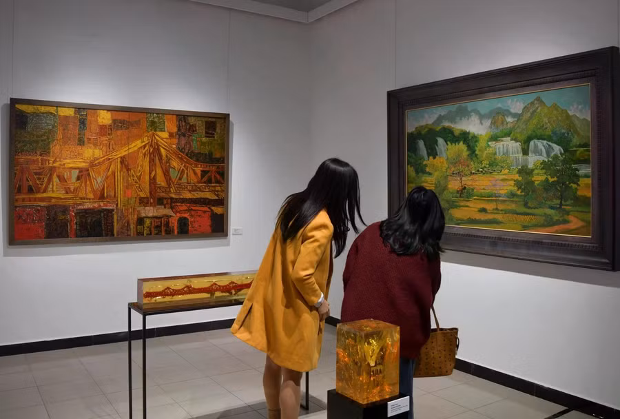 Nét đẹp cầu Long Biên của Nguyễn Trường Linh (trái) và Thác Bản Giốc của Chu Viết Cường