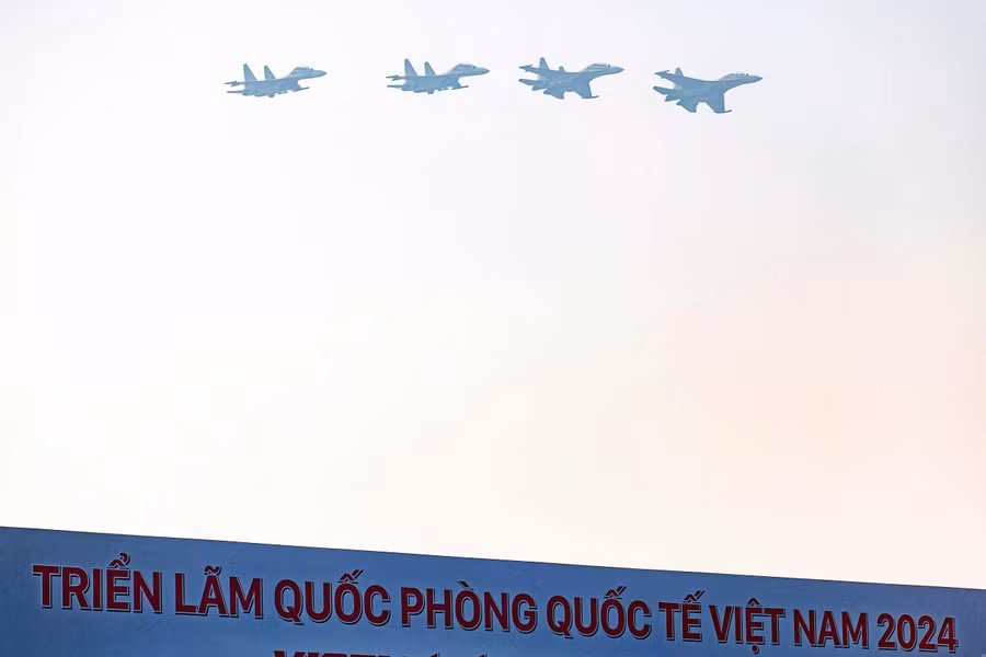 Ở lượt bay thứ 3, biên đội 2 gồm 4 chiếc tiêm kích Su-30MK2 tiến vào khu vực trình diễn