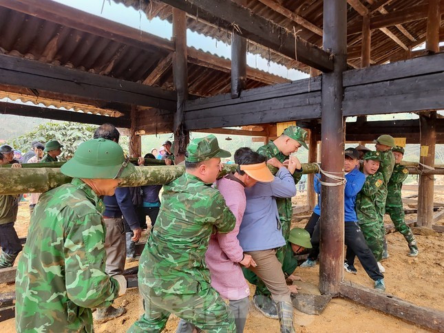 Bộ đội Đồn Biên phòng Mường Khương hỗ trợ người dân tháo dỡ, di dời nhà cũ nát Bộ đội Đồn Biên phòng Mường Khương hỗ trợ người dân tháo dỡ, di dời nhà cũ nát