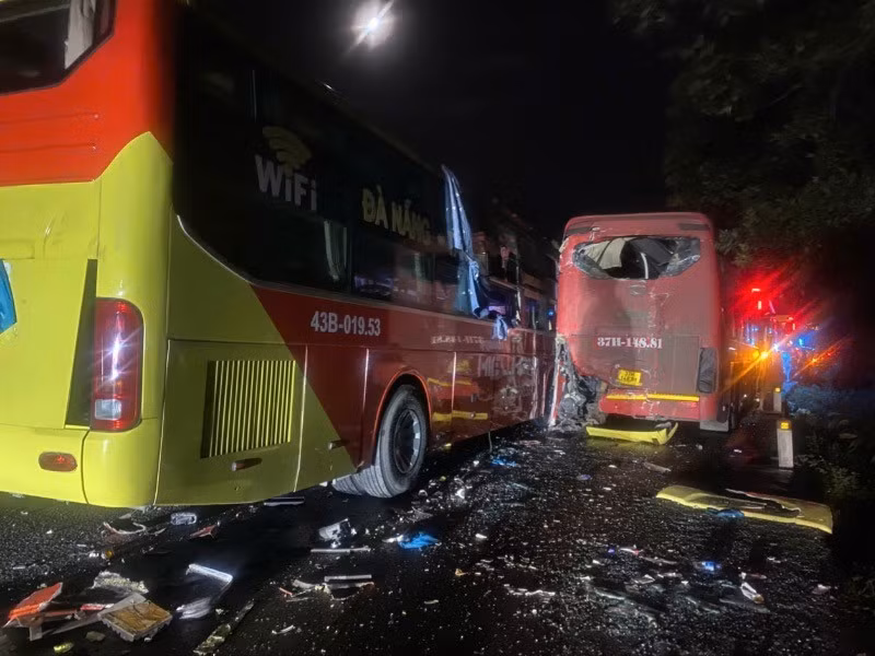 Hiện trường vụ tai nạn liên hoàn giữa ba xe khách trên đường tránh Huế tối 6/6/2025.