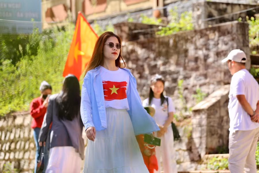 "Khoác lên chiếc áo đỏ, đứng giữa hàng trăm lá cờ bay phấp phới trong gió, mình cảm thấy niềm tự hào trào dâng khó tả. Đây là khoảnh khắc rất đặc biệt và chắc chắn sẽ là kỷ niệm không thể nào quên trong chuyến đi Đà Lạt lần này", bạn Thu Huyền - du khách đến từ Hà Nội chia sẻ.