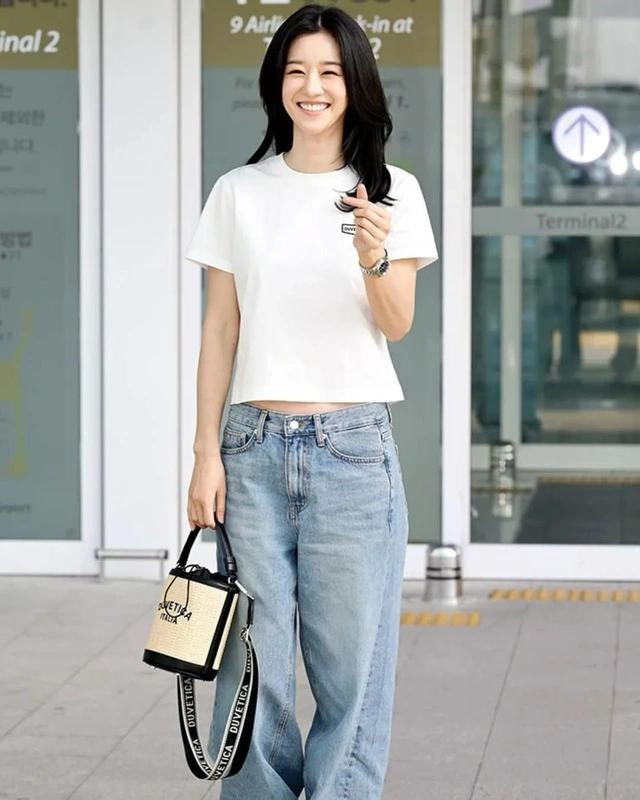 Seo Ye Ji xuất hiện với nụ cười rạng rỡ trong trang phục giản dị tại sân bay Đà Nẵng Seo Ye Ji xuất hiện với nụ cười rạng rỡ trong trang phục giản dị tại sân bay Đà Nẵng