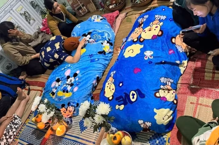 Gia đình lo hậu sự cho 2 bé gái bị đuối nước.