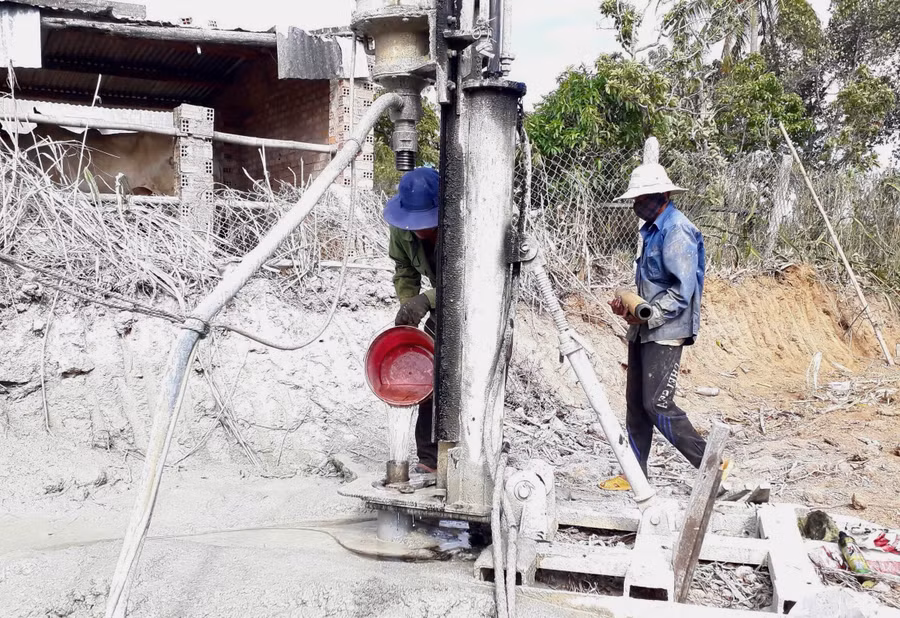 nguoi-dan-tren-dia-ban-xa-chu-dang-ya-khoang-gieng-de-lay-nuoc-sinh-hoat-va-tuoi-cho-cay-trong.jpg