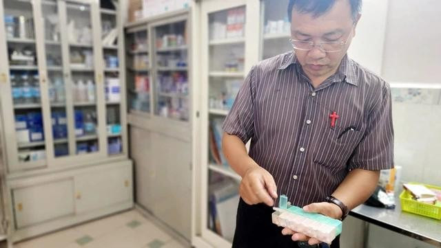 Các bé, các mẹ nhiễm HIV đều phải uống thuốc mỗi ngày do cha Toại chuẩn bị Các bé, các mẹ nhiễm HIV đều phải uống thuốc mỗi ngày do cha Toại chuẩn bị