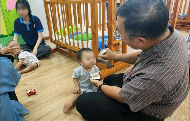 Các bé ở mái ấm xem linh mục Phương Đình Toại như người cha của mình Các bé ở mái ấm xem linh mục Phương Đình Toại như người cha của mình