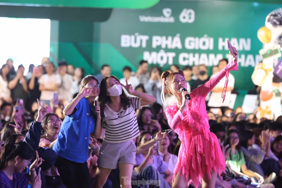 Cách đây một năm, Ngô Lan Hương cũng khiến khán giả phấn khích khi xuất hiện tại Ngày Thẻ Việt Nam 2023 - Sóng Festival. Nữ ca sĩ sinh năm 1998 chiều lòng khán giả, dành thời gian giao lưu và chụp hình ngay dưới sân khấu.