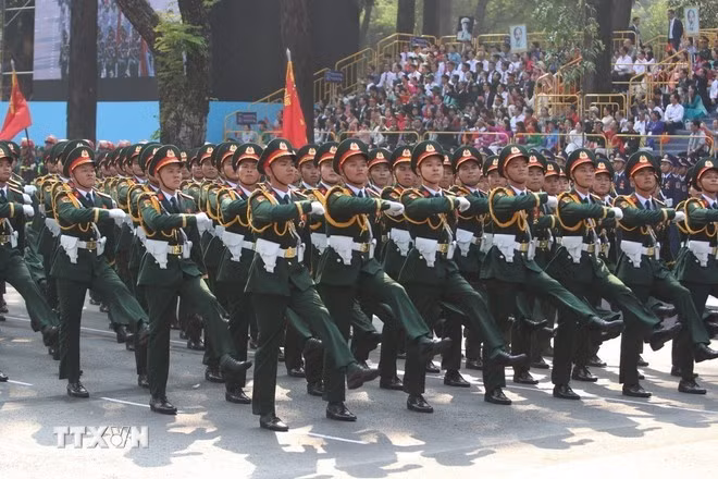 Khối Sỹ quan Lục quân diễu qua Lễ đài. (Ảnh: TTXVN)