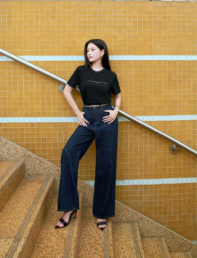 Một chiếc quần denim ống suông rộng kết hợp giày cao gót hoàn hảo để tôn đôi chân thon dài. Kiểu quần này có thể phối cùng áo phông in họa tiết, áo denim cách điệu mềm mại và nữ tính