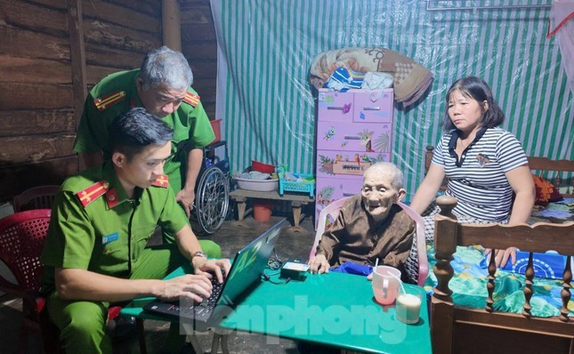 Đoàn công tác đến tận nhà để thu thập thông tin của thân nhân liệt sĩ. Đoàn công tác đến tận nhà để thu thập thông tin của thân nhân liệt sĩ.