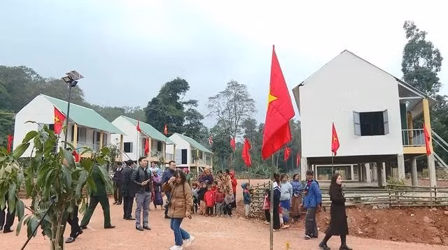 Những ngôi nhà mới của đồng bào Ma Coong ở bản Cồn Roàng (xã Thượng Trạch, H.Bố Trạch, Quảng Bình)