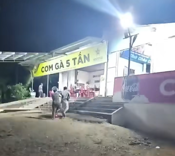 Người nhà can ngăn người được cho là chủ quán cơm gà 5 Tấn sau khi đánh thực khách. Ảnh cắt từ clip Người nhà can ngăn người được cho là chủ quán cơm gà 5 Tấn sau khi đánh thực khách. Ảnh cắt từ clip
