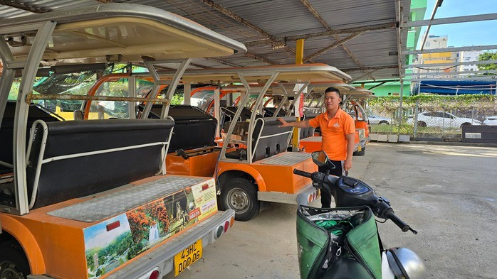 Từ tài xế xe điện, anh Phạm Quang Huy phải trở thành tài xế Grab giao đồ ăn, đời sống rất bấp bênh Từ tài xế xe điện, anh Phạm Quang Huy phải trở thành tài xế Grab giao đồ ăn, đời sống rất bấp bênh