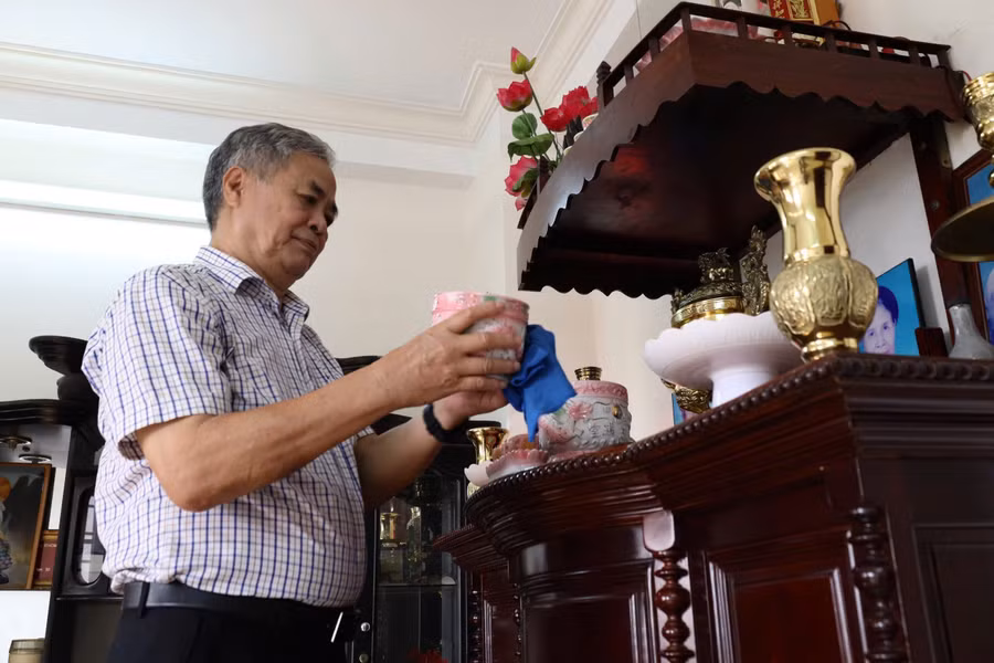 Lau dọn bàn thờ gia tiên