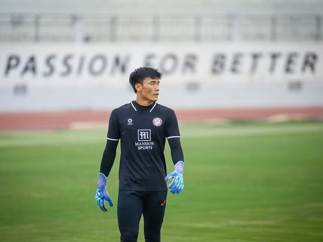 Tiến Dũng lận đận cạnh tranh suất bắt chính ở đội bóng chủ quản