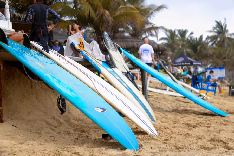 Trước nhu cầu chơi lướt sóng ngày một đông, dọc các bãi biển mọc lên nhiều dịch vụ cho thuê ván, hướng dẫn kỹ năng lướt cho những người mới chơi.