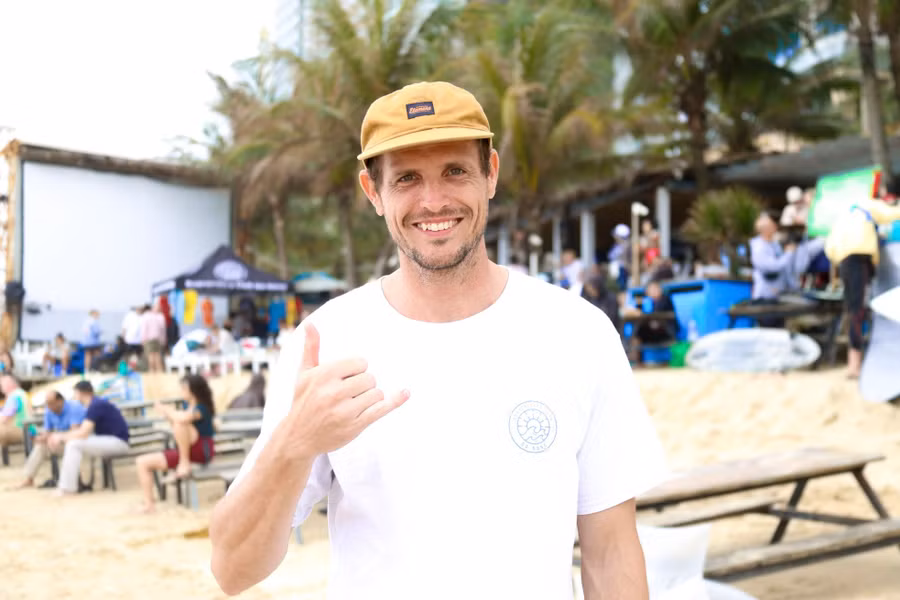 Anh Brad Roode (Úc), thành viên Ban tổ chức cuộc thi cho hay đây là sân chơi dành cho những người đam mê bộ môn lướt sóng, muốn thử thách, giao lưu đều có thể đăng ký tham gia, không phân biệt là người dân Đà Nẵng hay du khách.