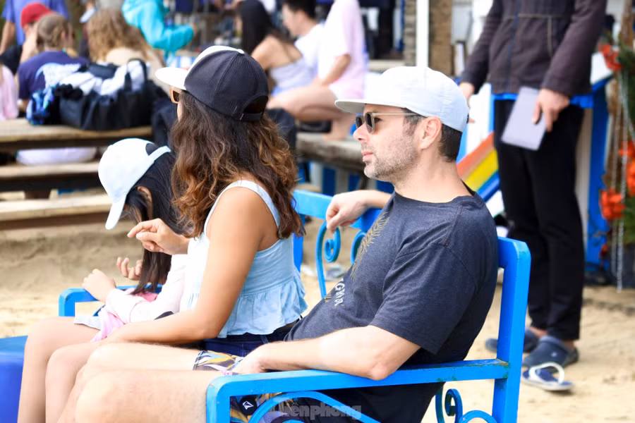 Du khách nước ngoài thích thú khi vừa xem lướt sóng, vừa thưởng thức các món ăn ngay trên bãi biển.