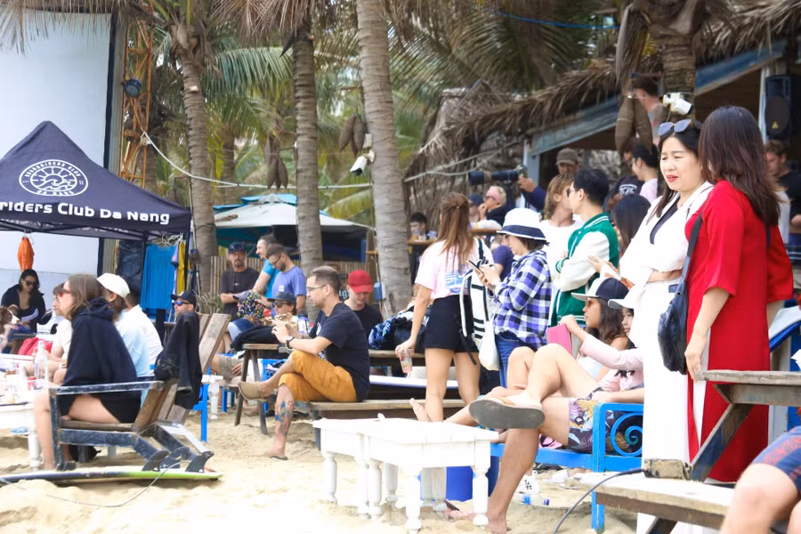 Chị Ngọc Mai (tỉnh Lâm Đồng) bày tỏ rất vui khi đến Đà Nẵng đúng dịp cuộc thi lướt sóng diễn ra. “Trước nay tôi chỉ được xem lướt sóng trên ti vi, nhưng giờ được chứng kiến tận mắt, xem những đường lướt điêu luyện quả thật rất thú vị. Không ngờ biển Đà Nẵng lại là sân chơi của bộ môn thể thao mạo hiểm này”, chị nói.