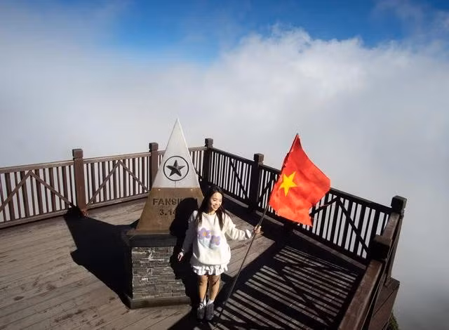 Du khách thâm quan khu vực đỉnh Fansipan