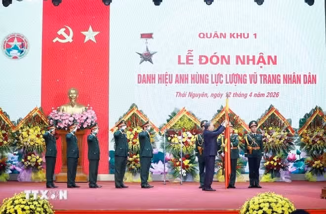 Tổng Bí thư, Chủ tịch nước Tô Lâm trao Danh hiệu Anh hùng Lực lượng vũ trang nhân dân tặng Quân khu 1. (Ảnh: Thống Nhất/TTXVN)