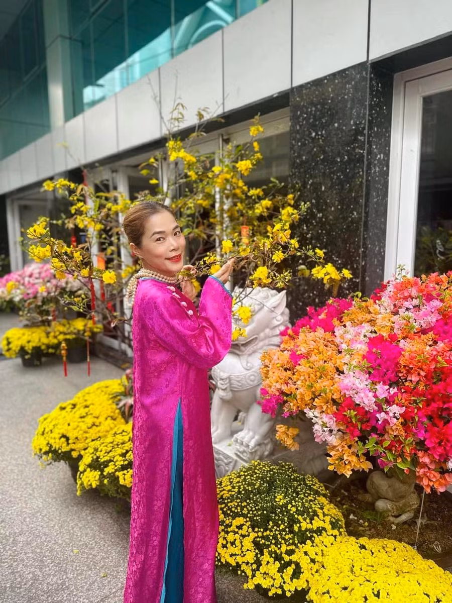 Ca sĩ Mỹ Lệ diện áo dài hồng nổi bật, khoe sắc trong ngày đầu năm. Thời gian qua, cô ít tham gia các hoạt động nghệ thuật mà tập trung vun vén cho tổ ấm, phát triển công việc kinh doanh