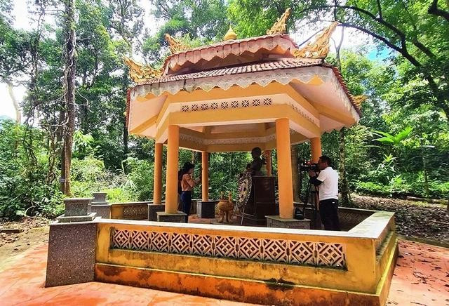 Đền thờ cố Chủ tịch Hội đồng Nhà nước Võ Chí Công nằm giữa cánh rừng