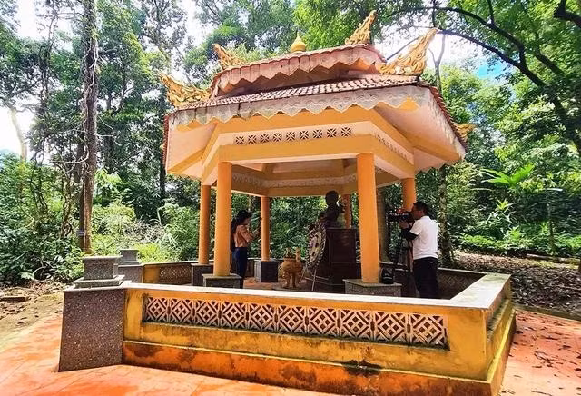 Đền thờ cố Chủ tịch Hội đồng Nhà nước Võ Chí Công nằm giữa cánh rừng