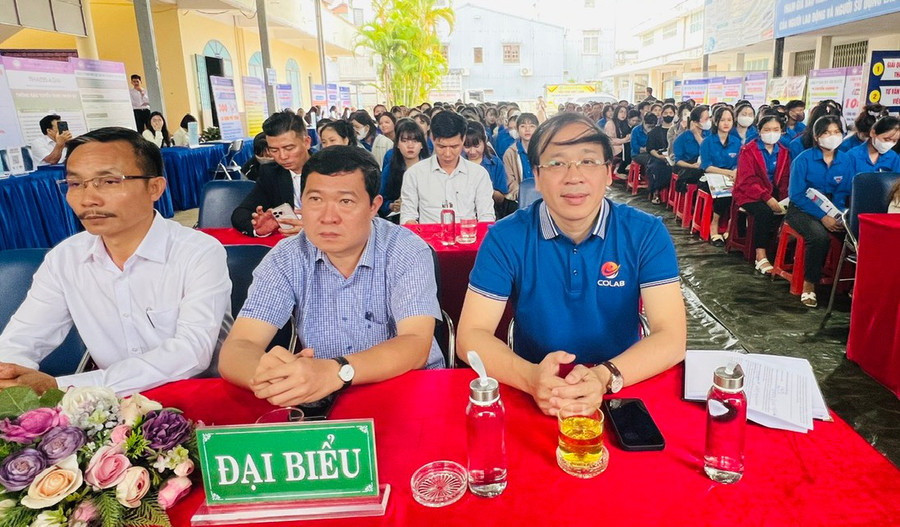 Đại diện lãnh đạo các đơn vị, doanh nghiệp và người lao động tham gia Hội chợ việc làm. Ảnh: Đ.Y 2.jpg