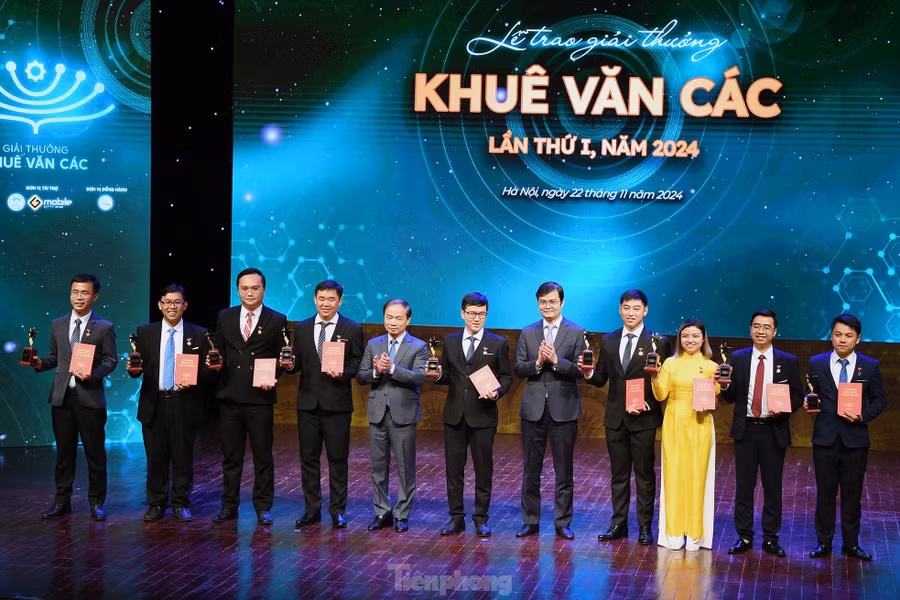 Các nhà khoa học trẻ nhận Giải thưởng Khuê Văn Các lần thứ I, năm 2024.