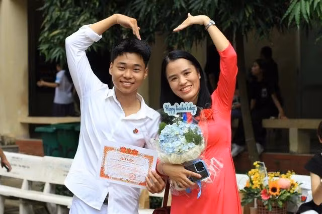 Sau khi cùng đội văn nghệ được giải nhất cấp quận, Chí Thanh về trường, được các thầy cô Trường THPT Trần Văn Giàu chúc mừng