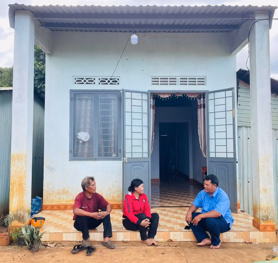 ba-ro-mah-piup-lang-nha-tro-chuyen-voi-moi-nguoi-ben-can-nha-duoc-ubnd-xa-keu-goi-cac-to-chuc-tu-thien-ho-tro-xay-dung.jpg