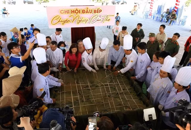 Chiếc bánh chưng nặng 1,6 tấn