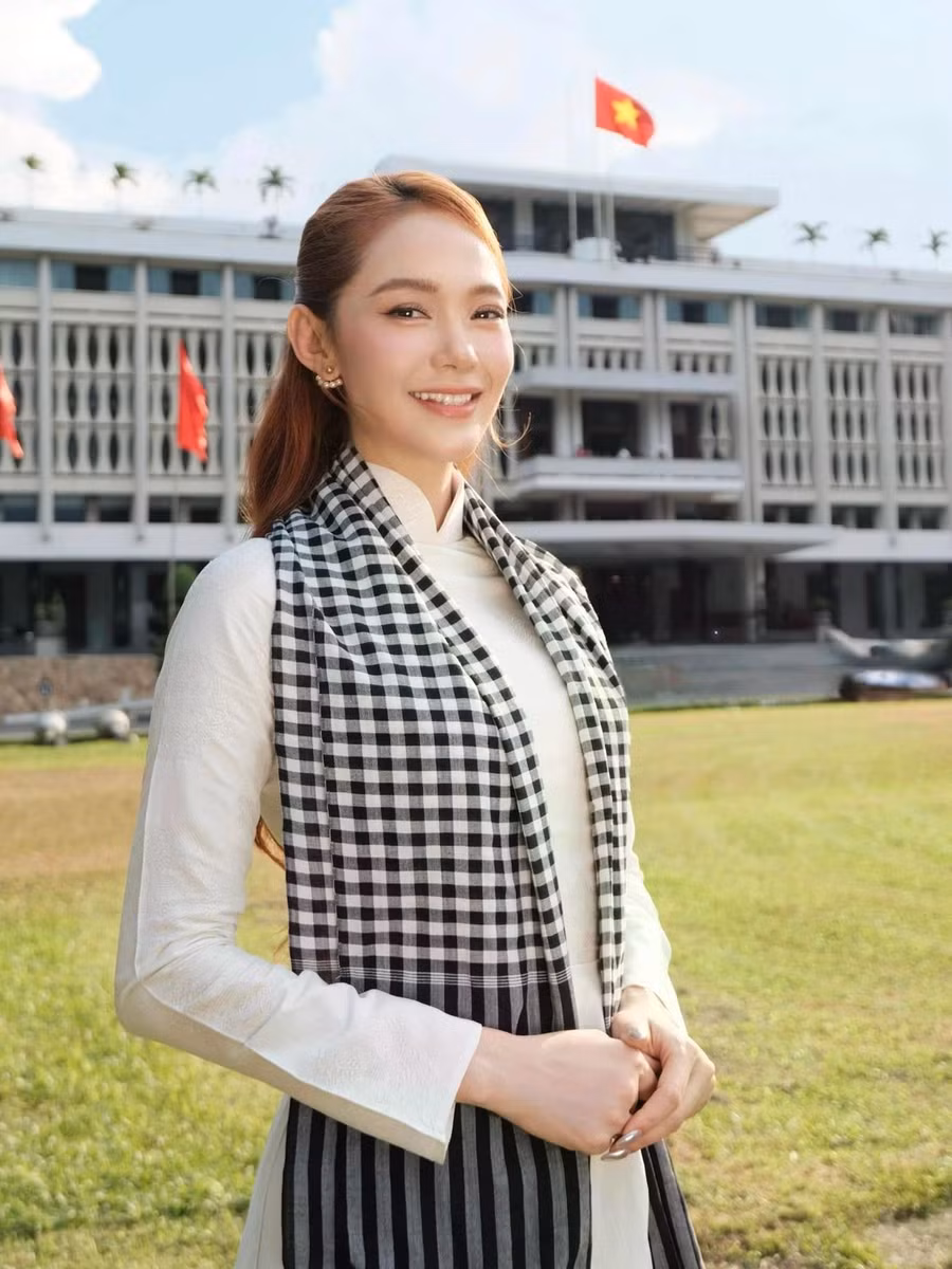 Khác với hình ảnh quyến rũ thường thấy, Minh Hằng trông nữ tính khi diện áo dài trắng kết hợp cùng với khăn rằn. Giọng ca Một vòng trái đất chia sẻ: “Nếu dân tộc là một dòng chảy, thì mỗi thế hệ là một con sóng tiếp nối, mang theo niềm tự hào về nguồn cội”