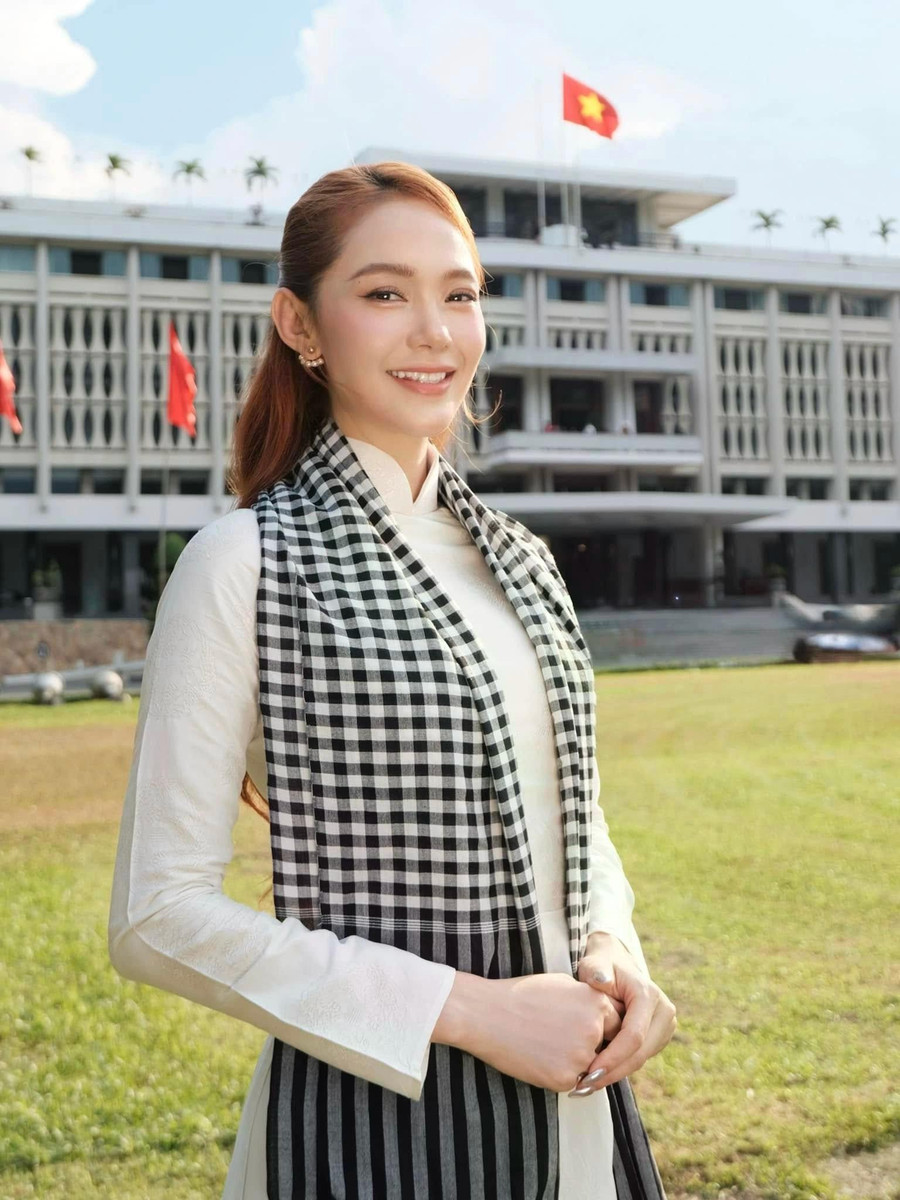 Khác với hình ảnh quyến rũ thường thấy, Minh Hằng trông nữ tính khi diện áo dài trắng kết hợp cùng với khăn rằn. Giọng ca Một vòng trái đất chia sẻ: “Nếu dân tộc là một dòng chảy, thì mỗi thế hệ là một con sóng tiếp nối, mang theo niềm tự hào về nguồn cội”