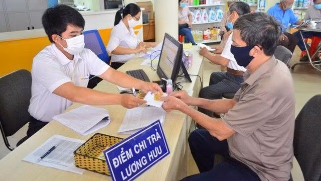 Những người thuộc diện tinh giản biên chế sẽ hưởng nhiều chế độ trợ cấp khi nghỉ hưu trước tuổi. Ảnh minh họa: Báo Chính phủ.