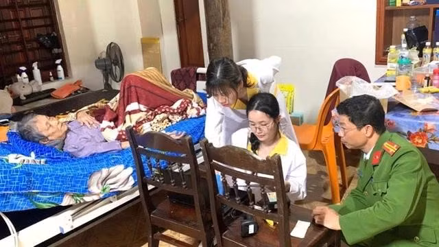 Lực lượng công an đến tận nhà lấy mẫu với các thân nhân liệt sĩ đã quá già yếu