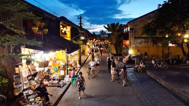 Đường Trần Phú rực rỡ sắc màu của ánh sáng đèn lồng khi đêm về