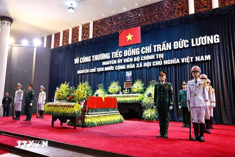 Linh cữu nguyên Chủ tịch nước Trần Đức Lương quàn tại Nhà tang lễ Quốc gia số 5 Trần Thánh Tông, Hà Nội. (Ảnh: TTXVN) Linh cữu nguyên Chủ tịch nước Trần Đức Lương quàn tại Nhà tang lễ Quốc gia số 5 Trần Thánh Tông, Hà Nội. (Ảnh: TTXVN)