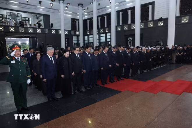 Đoàn Ban chấp hành Trung ương Đảng do Tổng Bí thư Tô Lâm dẫn đầu vào viếng nguyên Chủ tịch nước Trần Đức Lương. (Ảnh: TTXVN)