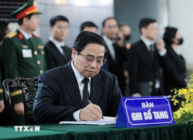 Thủ tướng Phạm Minh Chính ghi sổ tang tại lễ viếng nguyên Chủ tịch nước Trần Đức Lương. (Ảnh: TTXVN) Thủ tướng Phạm Minh Chính ghi sổ tang tại lễ viếng nguyên Chủ tịch nước Trần Đức Lương. (Ảnh: TTXVN)
