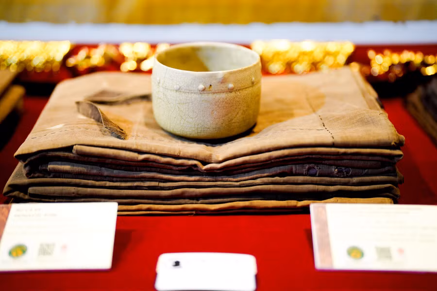 Áo cà sa và chiếc âu thời Nguyễn.