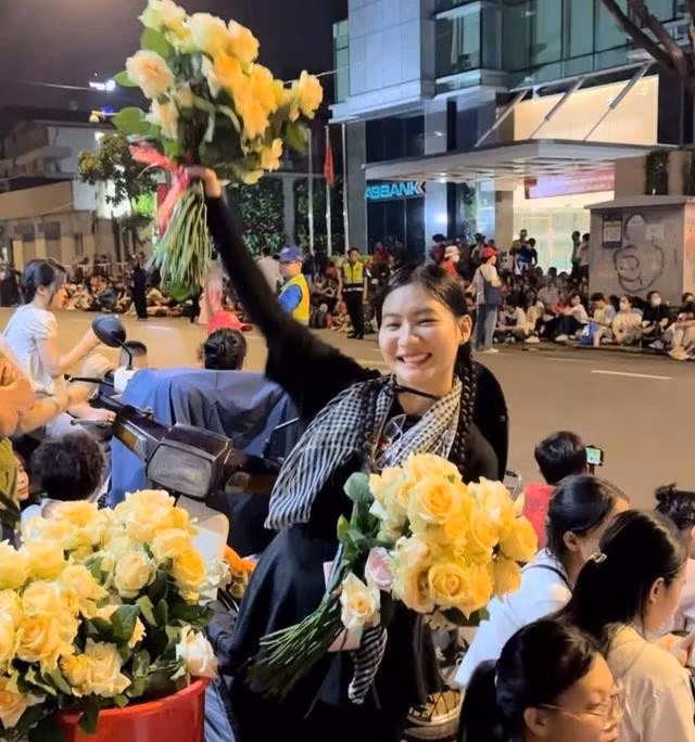 Nguyễn Ánh Ngọc có mặt từ 2 giờ sáng với mong muốn trao tận tay hoa hồng cho thành viên trong các khối diễu binh